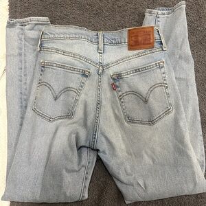 Levi jean 2 years destroyed
Size 25 
High waisted straight leg light blue